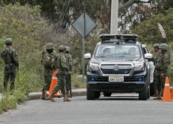 TENTERA mengawal pusat pemeriksaan di luar penjara Turi di Cuenca, Ecuador. - AFP 