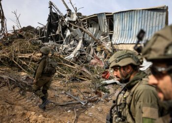 TENTERA Israel melakukan operasi di al-Bureij di tengah Semenanjung Gaza.-AFP