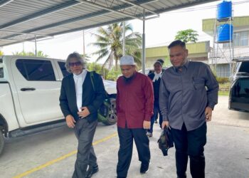 EBIT Lew (tengah) bersama Ram Singh (kiri) semasa hadiri perbicaraan di Mahkamah Majistret, Tenom hari ini.