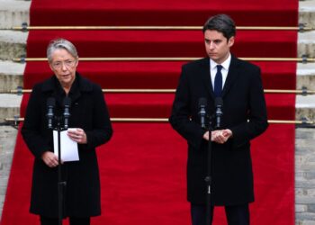 ELISABETH Borne (kiri) berada bersama Gabriel Attal (kanan) di majlis penyerahan tugas untuk jawatan Perdana Menteri Perancis di Hotel Matignon, Paris. - AFP