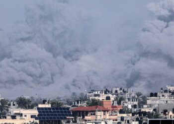 GAMBAR yang diambil dari Rafah menunjukkan asap berkepul-kepul dibom Israel di Khan Younis, selatan Semenanjung Gaza.-AFP