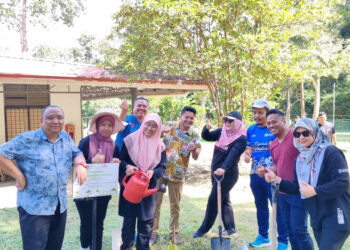 WARGA Kampus menanam anak pokok di Kem PLKN Sintok, Kedah.