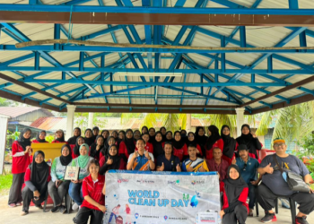 PELAJAR UPM yang terlibat Program World Clean Up Day 2.0 bergambar bersama komuniti setempat di Pengkalan Nelayan, Kampung Sungai Sireh Tambahan 2, Pelabuhan Klang.