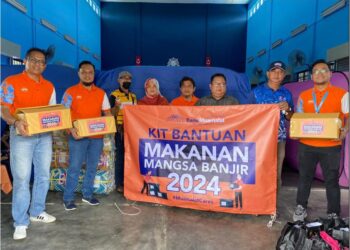 MAJLIS penyerahan kit bantuan makanan sumbangan Bank Muamalat Malaysia Berhad kepada mangsa banjir di Johor, semalam.