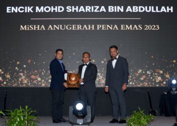 MOHD. Shariza Abdullah (kiri) menerima Anugerah Pena Emas yang disampaikan oleh Presiden MiSHA, Aziz Basiran pada majlis Anugerah Kebangsaan Kecemerlangan Prinsip Pencegahan Keselamatan dan Kesihatan Pekerjaan (OSHPoP) 2023 di Kuala Lumpur, kelmarin. Turut kelihatan Pengerusi OSHPoP 2023, Abd. Mutalib Abd. Gapar. - UTUSAN/SYAKIR RADIN