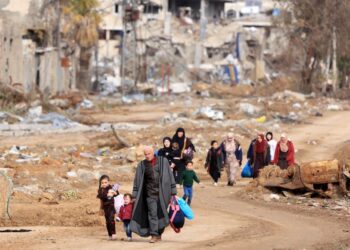 PENDUDUK Palestin yang melarikan diri dari utara berjalan di sepanjang jalan Salaheddine di daerah Zeitoun di pinggir selatan Bandar Gaza.-AFP