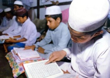 PELAJAR membaca al-Quran di sebuah madrasah di India.-AFP