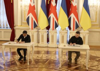 PERDANA Menteri Britain, Rishi Sunak (kanan) bersama Presiden Ukraine, menandatangani dokumen perjanjian keselamatan di Kyiv. - AFP