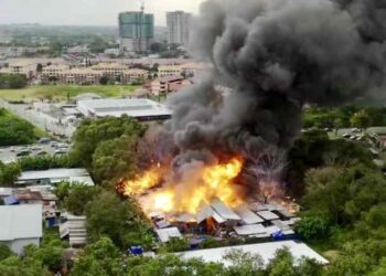 KEBAKARAN yang memusnahkan 50 rumah pekerja di Penampang, hari ini.-Ihsan Bomba