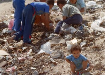 KANAK-kanak Palestin mencari barang yang boleh digunakan di kawasan sampah di Gaza.-AFP