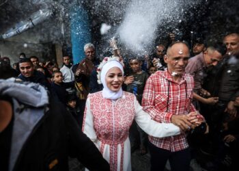 AFNAN Jibril (kiri) diiringi oleh bapanya semasa perkahwinannya di Sekolah UNRWA di kejiranan al-Salam di Rafah, selatan Semenanjung Gaza. -AFP