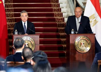 SAMEH  Shoukry (kanan) dan Wang Yi berucap dalam sidang media di Istana al-Tahrir di Kaherah, Mesir.-AFP