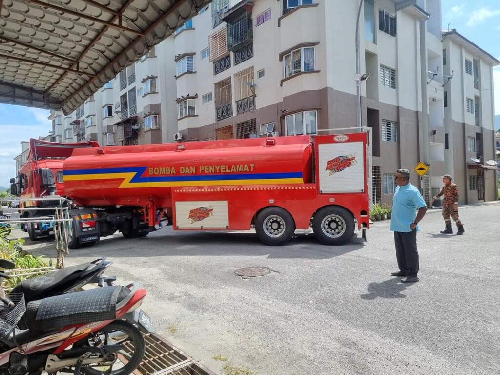 Lori Tangki Bomba Bantu Penduduk Terjejas Gangguan Bekalan Air