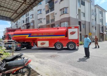 J. ARUL Kumar melihat lori tangki bomba yang tiba bagi membantu membekalkan air kepada penghuni di Pangsapuri Nilai Perdana yang terjejas gangguan bekalan air.