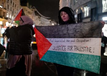 PENUNJUK perasaan menyertai perhimpunan pro-Palestin di Dataran St. Stephen di Vienna, Austria.-AFP