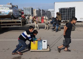 KANAK-KANAK Palestin menarik kereta sorong untuk mengangkut air di Rafah di selatan Semenanjung Gaza.-AFP