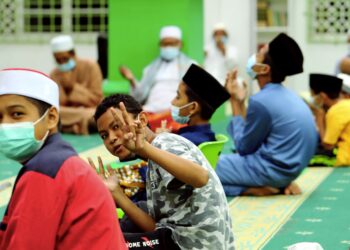 KANAK-KANAK perlu dipersiapkan dengan didikan agama supaya kelak mereka akan tumbuh menjadi manusia yang mencintai agama. – UTUSAN/RASUL AZLI SAMAD