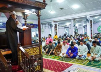 MASJID dan surau adalah institusi terpenting dan wajar diberi pengiktirafan yang tinggi. – UTUSAN/MUHAMAD IQBAL ROSLI