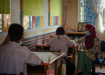 LANGKAH proaktif pihak Kementerian Pendidikan dalam menyelesaikan isu ini dapat mengelakkan perceraian dan pengabaian terhadap rumah tangga yang menjejaskan emosi pasangan guru dan anak- anak.– GAMBAR HIASAN