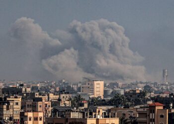 KEPULAN asap tebal memenuhi ruang udara di Khan Yunis, selatan Gaza ketika pengeboman berterusan Israel. - AFP