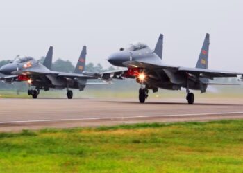 DUA jet pejuang Su-30 milik tentera China berlepas dari lokasi tidak dinyatakan. - AGENSI