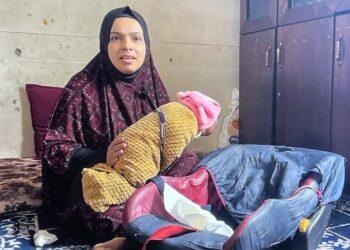 RAEDA al-Masry mendukung bayi lelakinya yang dilahirkan di kem pelarian Jabalia.-AGENSI