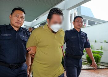 TERTUDUH mengaku tidak bersalah di Mahkamah Sesyen, Ayer Keroh, Melaka atas 12 pertuduhan melakukan amang seksual dan merogol dua anak tirinya sejak Mac tahun lalu. - UTUSAN/SYAFEEQ AHMAD