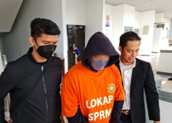 SUSPEK yang memakai baju lokap SPRM tiba di pekarangan Kompleks Mahkamah Melaka, Ayer Keroh, Melaka pada pukul 9 pagi.