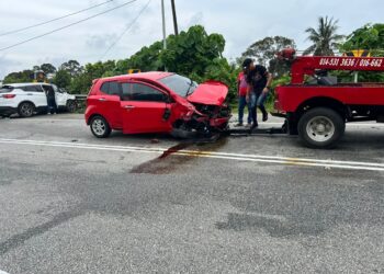 KERETA Perodua Axia yang dipandu mangsa seorang kaki tangan Hospital Kuala Lumpur terbabit dengan kemalangan dua kenderaan lain di Kilometer 17, Jalan Lipis - Benta berdekatan Taman Jelai, Lipis hari ini. - FOTO/IHSAN IPD LIPIS