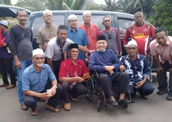 MD. ZIN Abu Bakar (depan, berkerusi roda) bersama bekas pelajar SMK Felda Jengka Dua sesi 1976-1980 di Felda Jengka 22 di Maran, Pahang.