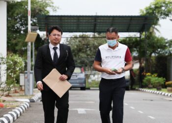 LEE Boon Han (kanan) keluar dari Mahkamah Sesyen Besut di Besut, semalam. - UTUSAN/PUQTRA HAIRRY ROSLI