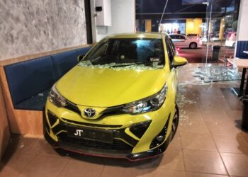 Sebuah kereta Toyota  Yaris  yang merempuh masuk ke sebuah kedai makan  di Jalan Delima 7, Pusat Perdagangan Pontian atau Tambak, di Pontian, Johor, malam  tadi.