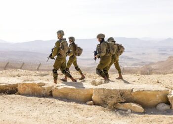 TENTERA wanita Israel, dari unit infantri jantina campuran batalion Bardelas mengambil bahagian dalam latihan di sepanjang sempadan Israel-Mesir berhampiran Har Harif, timur bandar Israel, Selatan Mitzpe Ramon.-AFP