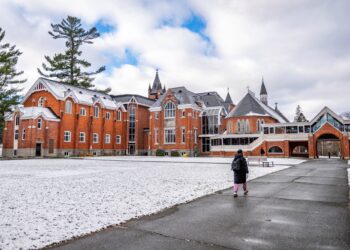 PELAJAR berjalan di kampus Universiti Bishop di Sherbrooke, Quebec.-AFP