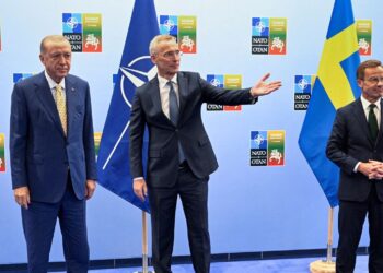 RECEP Tayyip Erdogan (kiri) bersama Jens Stoltenberg (tengah) dan Tobias Billstrom ketika pertemuan di ibu pejabat NATO di Brussels, Belgium.-AFP