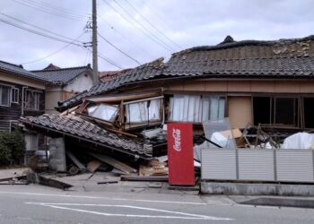 SEBUAH rumah runtuh  berikutan gempa bumi di Wajima, Jepun, hari ini.-REUTERS