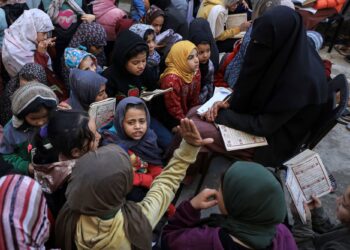 KANAK-KANAK Palestin yang dipindahkan menghadiri kelas al-Quran di sekolah Bear al-Saba di Rafah di selatan Semenanjung Gaza.-AFP