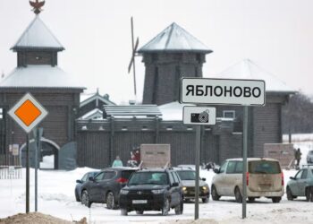 PENDUDUK berkumpul berhampiran lokasi nahas pesawat pengangkut tentera Russia di Belgorod di sempadan Ukraine.-AFP