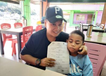 SITI AISAH Salim bersama anak angkatnya, Muhammad Izrofil Buyamin ketika ditemui di sebuah restoran di Taman Sri Aman, Pontian.