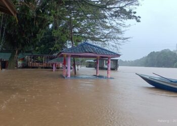 Air Sungai Tembeling melimpah di kawasan dataran perniagaan Kampung Bantal, Ulu Tembeling, Jerantut hari ini. - FOTO/IHSAN PENDUDUK KAMPUNG BANTAL