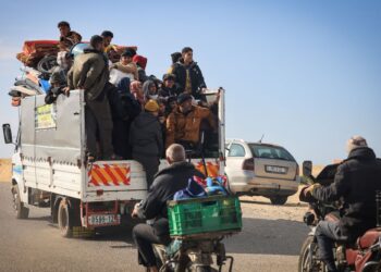 PENDUDUK Palestin menaiki trak bersama barangan mereka ketika melarikan diri dari Khan Younis menuju Rafah.-AFP