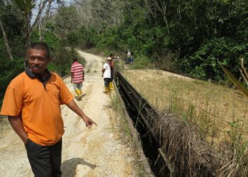 DUA jambatan yang dibina tidak memberi manfaat kepada penduduk kampung kerana laluan jalan rosak dan tidak diturap dengan sempurna Kampung Serian, Gua Musang, Kelantan.-UTUSAN/AIMUNI TUAN LAH