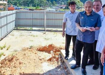 ARMIZAN Mohd. Ali semasa melawat projek LRA Kogopon Fasa 2 di Papar hari ini.