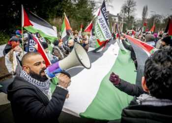 PENUNJUK perasaan pro-Palestin mengadakan demonstrasi semasa pendengaran keputusan ICJ terhadap Israel di The Hague, Belanda.-AFP