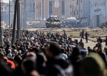 KERETA kebal Israel mengawasi ketika rakyat Palestin melarikan diri dari Khan Yunis di selatan Semenanjung Gaza.-AFP