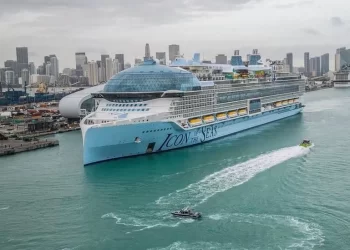 ICON of The Seas menawarkan tujuh kolam renang, enam gelongsor air, dan lebih daripada 40 restoran, bar dan lounge.-REUTERS