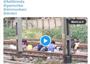 TANGKAP layar aplikasi X beberapa wanita asyik memasak di atas landasan keretapi di stesen kereta api Mahim Junction, Mumbai, India.-NDTV