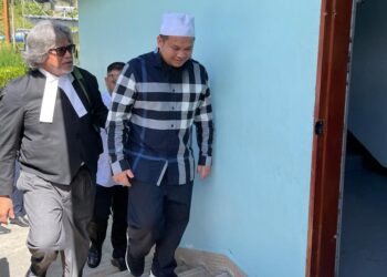 EBIT Lew bersama peguamnya, Ram Singh hadir ke Mahkamah Majistret, Tenom semalam.