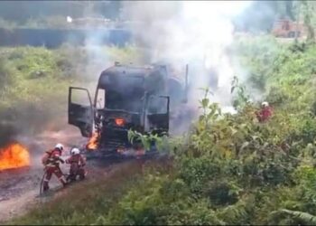 Anggota bomba sedang memadamkan kebakaran sebuah lori balak berdekatan jambatan Sungai Jelai di Kampung Gemunchor, Lipis hari ini. - VIDEO/IHSAN BALAI BOMBA KUALA LIPIS