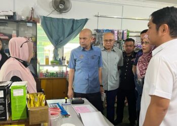 ARMIZAN Mohd. Ali (dua kiri) semasa melawat pusat penjualan barang perlu dan kawalan di Tenom, hari ini